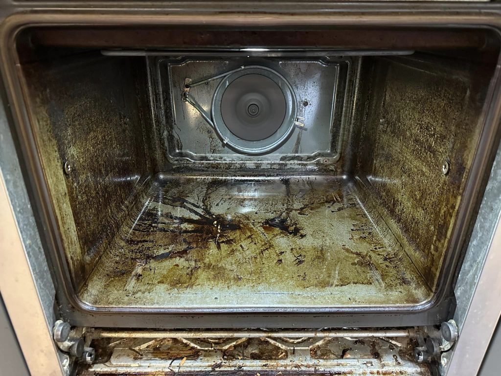 end of tenancy clean oven dirty
